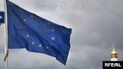 Прапор ЄС на тлі Кремля