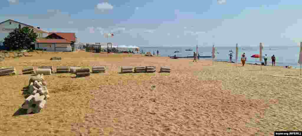 Пляж у багатьох місцях має недоглянутий вигляд