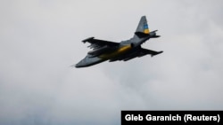 Un bombardier ucrainean Su-24, capabil să lanseze rachetele Storm Shadow, zboară în apropiere de orașul Bahmut, în regiunea Donețk, 18 iunie 2022.
