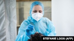 Procedurë testimi për koronavirus.