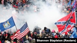 Эътирози тарафдорони Доналд Трамп дар назди бинои Капитолия. Январи 2021