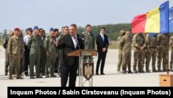 Generalul în retragere, Nicolae Ciucă, actualul ministru al Apărării, a fost desemnat premier de președintele Iohannis. El a purtat discuții și cu USR PLUS, dar și cu PSD, dar este departe încă de a obține cele 334 de voturi de care are nevoie în Parlament. 