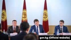 Члены правительства во главе с Сапаром Исаковым.