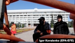 Жогорку Кеңеш да жайгашкан Ак Үйдү ыктыярчылар кошууну кайтарууда. 2020-жылдын 7-октябры.