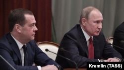 Președintele Vladimir Putin țși prim-ministrul Dmitri Medvedev participând la reuniunea guvernului, Moscova, 15 ianuarie 2020