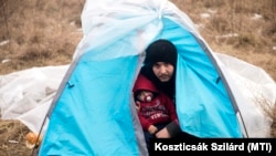 Мигранти на сръбско-унгарската граница.