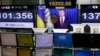 Трейдеры на фондовой бирже Токио смотрят выступление президента Украины Петра Порошенко