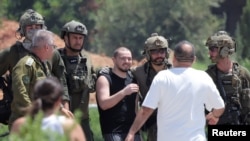 Famiile prizonierilor se îndreaptă spre spital, pentru a-și vedea rudele. 