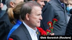 Viktor Medvedciuk depunând flori la monumentul ostașului necunoscut din Kiev. 11 mai 2021