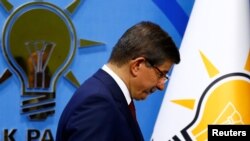 احمد داووداغلو پس از اعلام کناره گیری از قدرت در حزب عدالت و توسعه در آنکارا 
