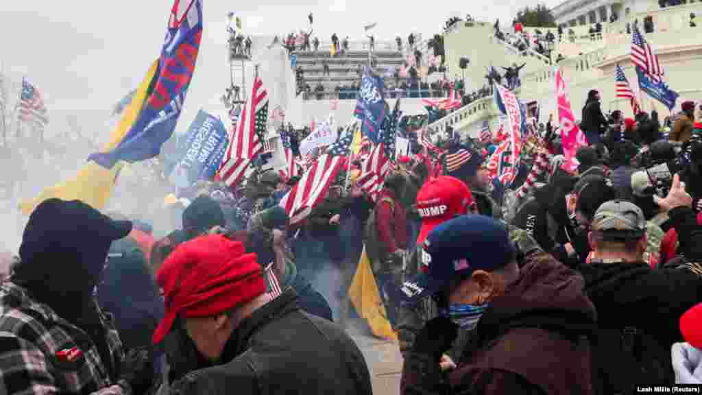 Полиция применила слезоточивый газ во время столкновений у здания Капитолия США