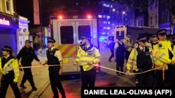 Британська поліція оточила місце в районі Фінсбері-парку, де фургон наїхав на пішоходів, Лондон, Великобританія, 19 червня 2017 року