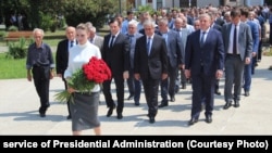 На возложение пришли и отдали дань памяти павшим: глава государства Рауль Хаджимба, представители администрации президента и правительства, ветеранских и общественных организаций, обычные граждане