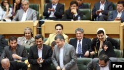 اسفندیار رحیم مشایی همراه با محمود احمدی نژاد در همایش ایرانیان خارج از کشور. سخنرانی رییس دفتر محمود احمدی نژاد در مراسم اختتامیه این همایش در باره تبلیغ مکتب ایرانی جنجال برانگیز شد.