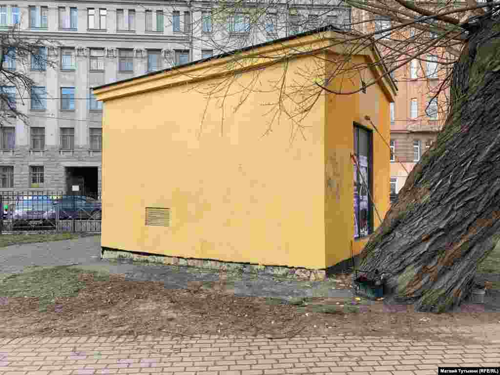 &bdquo;Прекрасниот графити во Санкт Петербург со Навални беше брзо префарбан. Вака тие преобразуваат сè &bdquo;живо и убаво во безлично и мртво&ldquo;, напиша на Твитер адвокатот на Навални, Љубов Собол, додавајќи: &bdquo;Ние ја имаме Русија за среќа, тие ја имаат за разочарување и стагнација&ldquo;.&nbsp;