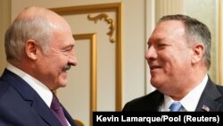 Зліва направо: президент Білорусі Олександр Лукашенко і держсекретар США Майк Помпео. Мінськ, 1 лютого 2020 року