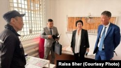 Адам құқықтары жөніндегі уәкілдің жанындағы үйлестіру кеңесінің хатшысы Раиса Шер (ортада) және басқа адамдар сотталушы Марат Жыланбаевпен (сол жақта) кездесіп тұр. Степногорск, 29 шілде, 2025 жыл. Фото Р.Шердің Facebook парақшасынан алынды.