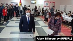 Президент Садыр Жапаров жубайы Айгүл менен добуш берүүдө, 11-апрель 2021-жыл.