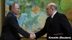 Vladimir Putin cu premierul Mihail Mișustin, care tocmai a anunțat că s-a îmbolnăvit de coronavirus.