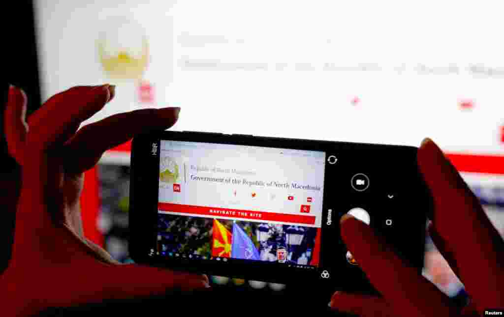 Një vajzë duke fotografuar pamjen e re të faqes online të Qeverisë së Maqedonisë së Veriut.