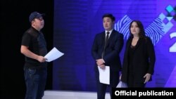 Бактияр Тукеев жана дебаттын алып баруучулары Амантур Шергазиев менен Аяна Дүйшекеева.