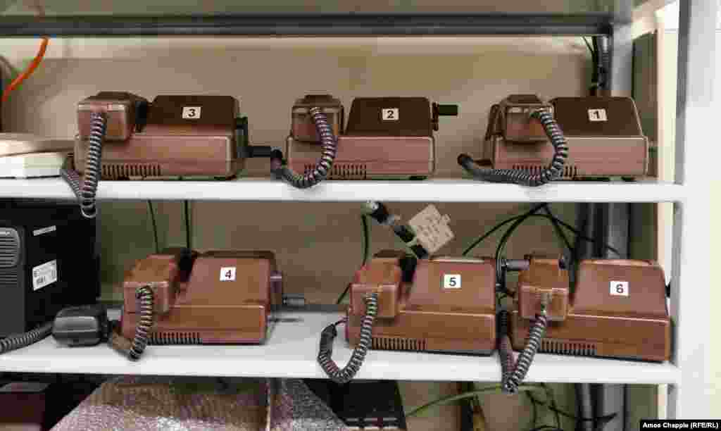 Telefoanele din interiorul camerei de control a unui adăpost OSM. Compania de transport care se ocupă de OSM spune că &bdquo;este nevoie de un anumit timp pentru a pune sistemul de protecție în alertă&rdquo;, fără a preciza mai mult. &nbsp;