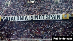 "Каталония - не Испания". Этот лозунг появился на трибунах во время матча между командами  "Барселона" и "Реал" (Мадрид)