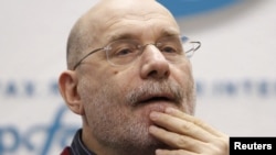 Lider Lige birača i pisac detektivskih romana Boris Akunjin prisustvuje konferenciji za novinare u Moskvi, 7. marta 2012.