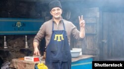 Ілюстраційне фото. Переселенець із Криму готує національну їжу у Львові. Лютий 2015 року