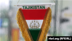 Парчами Тоҷикистон дар мошини яке аз ронандагони тоҷик дар Литва.