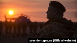 Президент України Петро Порошенко у Маріуполі, 16 листопада 2017 року. Порошенко не раз підкреслював, що реінтеграцію окупованих частин Донбасу та Криму повинна відбуватись дипломатичним шляхом