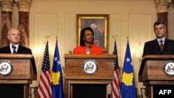 Fatmir Sejdiu (levo), Kondoliza Rajs (u sredini) i Hašim Tači (desno) na pres konferenciji u Vašingtonu, 18. jul 2008.