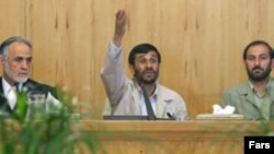 با تصميم هيات وزيران ايران، هيئت امنای حساب ذخيره ارزی منحل و وظايف آن به کميسيون اقتصادی دولت منتقل شد.(عکس: فارس)