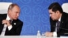 Türkmenistanyň prezidenti Gurbanguly Berdimuhamedow (sagda) we rus prezidenti Wladimir Putin. (arhiw suraty)