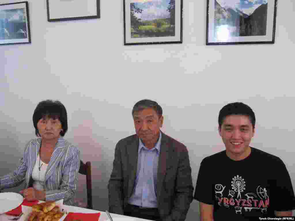 Некоторые участники вечера. - Поминальный вечер, посвященный жертвам трагических событий на юге Кыргызстана в июне 2010 г., был проведен 10 июня 2011 г. в Кыргызском посольстве в г.Берлин (ФРГ). Фото Т.Чоротегина. Радио “Азаттык”. 
