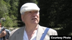 В парке Ала-Арча Чингиз Айтматов любуется родной природой.