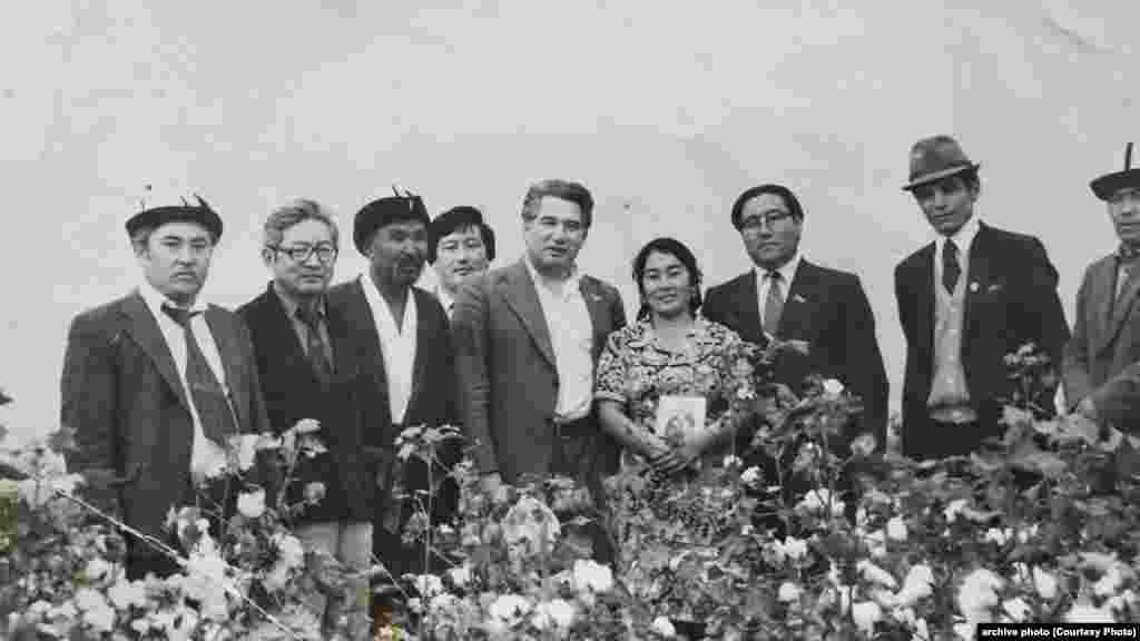 Чингиз Айтматов на хлопковом поле. Фото 1970-х годов. Снимок прислал Суйунбай Капаров.&nbsp;