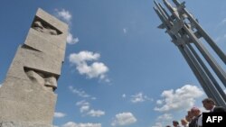 Церемонія покладання квітів до пам'ятника Грюнвальдської битви на місці перемоги над тевтонцями,15 липня 2010 року