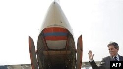 Ministar za Kosovo i Metohiju Vlade Srbije ipsred aviona sa ruskom pomoći