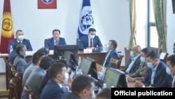 Руководитель аппарата правительства Бактыбек Аманбаев представляет коллективу муниципалитета и. о. мэра Балбака Тулобаева.