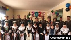 Анаркүл Машаеванын аялдар тобу.