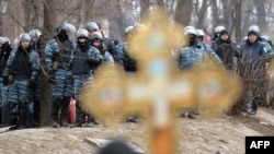 Противостояние между демонстрантами и силовиками усилилось утром 22 января