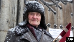 Un veteran la comemorarea de la Riga