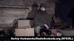 «Турист» у бліндажі показує котушку з оптоволокном