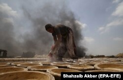 Muncitor pakistanez într-un atelier de ceramică de lut de la periferia orașului Karachi - 2 iunie 2021