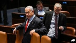 نتانیاهو، نخست‌وزیر اسرائیل، همراه با یاریو لوین، وزیر دادگستری، در پارلمان اسرائیل؛ دوم اسفند