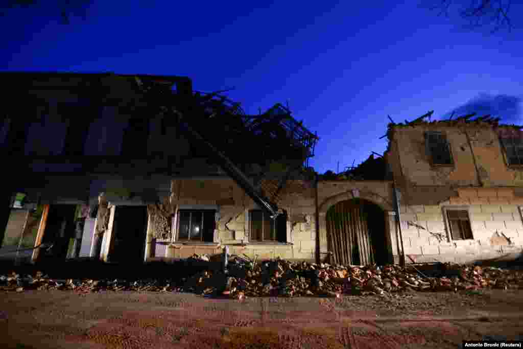 Një ndërtesë e shkatërruar nga tërmeti më 29 dhjetor, në qytetin e Petrinjës. &nbsp;