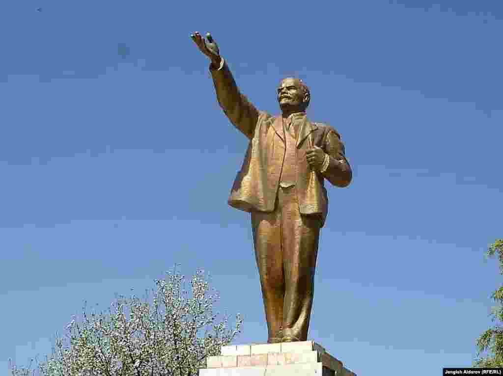 Баткен. Памятник Ленину был установлен в 1980-ые годы напротив здания областной администрации 