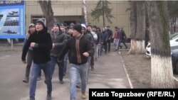 Призывников в Национальную гвардию выводят на плац, чтобы они попрощались с родственниками. Алматы, 9 декабря 2015 года. 