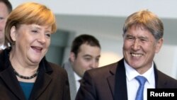 Германия -- Канцлер Ангела Меркел менен Кыргызстандын президенти Алмазбек Атамбаев эки тараптуу сүйлөшүүлөрдөн кийинки маалымат жыйынында. Берлин, 11-декабрь, 2012.